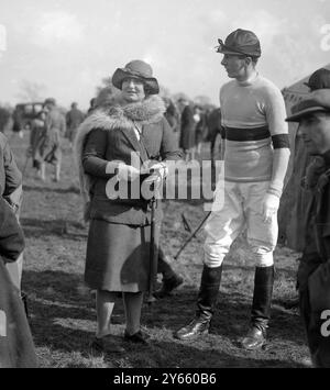 Oxford University point à point à Stratton Audley. Mlle Manningham Buller et M. Macpherson . 3 mars 1926 Banque D'Images