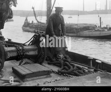 Femmes marins . De nombreux skippers , pendant la guerre ont pris leurs femmes comme skippers , et beaucoup d'entre eux ont traversé la Manche pour la France avec des histoires dans toutes sortes de temps , bravant les dangers de la mine et du sous-marin . 21 mars 1919 Banque D'Images