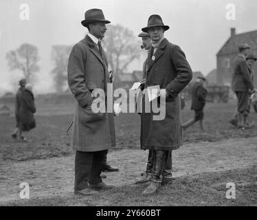 New College et Magdalen point à point chasse à Oddington. Lord Astor et son fils , l'honorable W W Astor . Banque D'Images