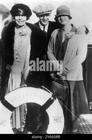 La reine Marie de Roumanie avec son fils le Prince Nicolas et sa fille la Princesse Ileana visitent New York. Le trio Royal sur S . S . Leviathan. 26 octobre 1926 Banque D'Images