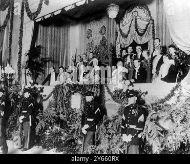 Reine Marie de Roumanie et visite de la fête royale à Philadelphie Sesqui - centenaire . Une scène dans la Royal Box . Rangée avant - de gauche à droite - Alexander P . Moore , ancien ambassadeur en Espagne de U . S . , Princesse Ileana , maire W . Freeland Kendrick , Reine Marie , Mme W . Freeland Kendrick , épouse du maire de Philadelphie et du prince Nicholas . 3 novembre 1926 Banque D'Images