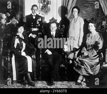 Reine Marie de Roumanie , Princesse Ileana , Prince Nicolas , avec le Président et Mme Coolidge photographiés à la légation roumaine , Washington . 30 octobre 1926 Banque D'Images