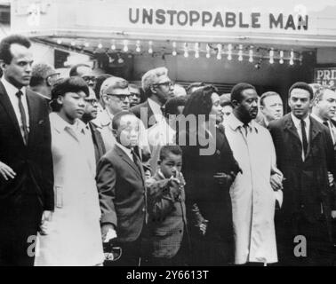 Un projet de loi sur le cinéma fournit un arrière-plan ironique lors de la marche pour le leader des droits civiques tué Dr Martin Luther King . Devant , de gauche à droite , Harry Belafonte , la fille du roi Yolanda , les fils Martin III et Dexter , Mme King , le révérend Ralph Abernathy , le révérend Andrew Young le 9 avril 1968 Banque D'Images