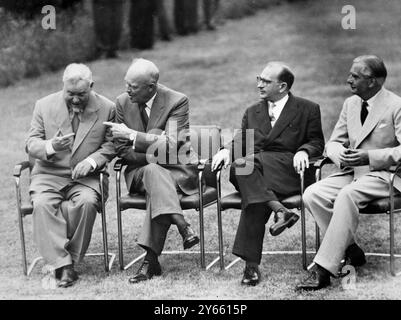 Genève : le ' Big four ' au Palais des Nations ( de gauche à droite ) premier ministre soviétique Nikolaï Bulganin : Président américain Eisenhower ; premier ministre français Edgar Faure : premier ministre britannique Sir Anthony Eden . 19 juillet 1955 Banque D'Images