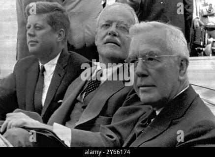 Newport , Rhode Island : Président John Kennedy , Allen W . Dulles ( centre ) et Jean A. McCone ( à droite ) , photographié alors qu'ils quittaient le Naval War College aujourd'hui après l'annonce que Dulles prendrait sa retraite le mois prochain après huit ans en tant que chef de l'Agence centrale d'Inteligence . 27 septembre 1961 11 mai 1961 Banque D'Images