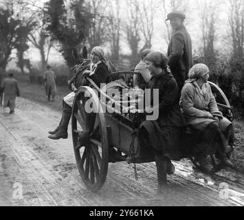 Les batteurs de fille rentrent chez eux sur le chariot de ferme après une séance photo sur un domaine de Norfolk Country. 19 janvier 1918 Banque D'Images