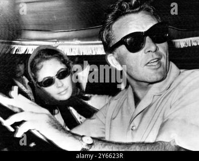 Puerto Vallarta , Mexique .. Richard Burton dans une jeep avec Elizabeth Taylor comme il a dit aux journaux qu'il faudrait environ six mois avant qu'il puisse épouser Miss Taylor 13 janvier 1964 Banque D'Images