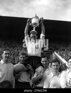 Jim Nimmins , capitaine de Bishop Auckland , avec la FA amateur Cup , remporté pour la troisième fois consécutive par son équipe , qui a battu Wycombe Wanderers 3-1 à Wembley . 13 avril 1957 Banque D'Images