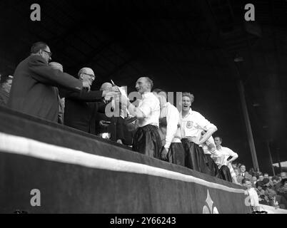 Jim Nimmins , demi-gauche et capitaine de Bishop Auckland , reçoit la FA amateur Cup du Lord Mayor de Londres , Sir Cullum Welch , à l'Empire Stadium , Wembley après que son équipe ait battu Wycombe Wanderers 3-1 dans la finale 13 avril 1957 Banque D'Images