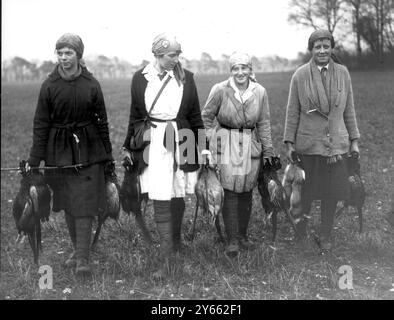 Les girl fouets sur une grande propriété de Norfolk portant le jeu a tiré d'une petite couverture à la voiturette de ferme. Banque D'Images
