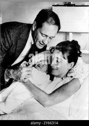 Audrey Hepburn câlinant son nouveau-né, Sean avec le mari acteur Mel Ferrer 23 juillet 1960 Banque D'Images