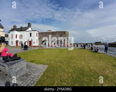 GALWAY, IRLANDE - 26 JUILLET 2024 : les gens apprécient la performance musicale sous le monument historique de l'Arc espagnol Banque D'Images