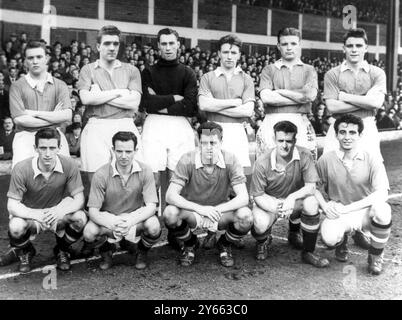 Une photo de 1957 de l'équipe Busby Babes de Manchester United avant le crash aérien de Munich. De gauche à droite, Eddie Colman, Billy Foulkes, Ray Wood, Roger Byrne, Mark Jones, Duncan Edwards. De gauche à droite, Dennis Viollet, Johnny Berry, Tommy Taylor, Billy Whelan et David Pegg. Banque D'Images