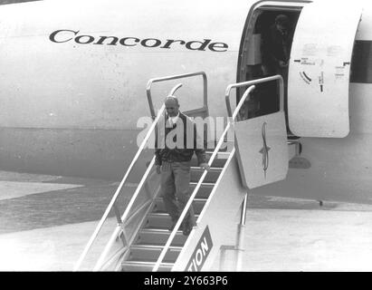 Toulouse France regardant détendu et heureux M André Turcat Sud Aviation chef pilote d'essai du concorde alors qu'il descend les marches de l'avion à la fin d'un vol inaugural réussi Banque D'Images