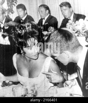 Elizabeth Taylor et Robert Kennedy lors d'une campagne de l'hôpital des Cèdres du Liban pour recueillir des fonds pour un nouveau centre médical. En arrière-plan sont de gauche à droite Dean Martin, Frank Sinatra et Peter Lawford 10 juillet 1961 Banque D'Images