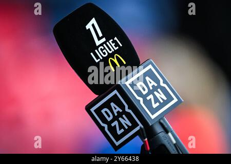 Illustration du microphone avec le logo officiel de la Ligue 1 McDonald's et DAZN lors du match de football de la Ligue 1 entre le Paris Saint-Germain et Montpellier HSC le 23 août 2024 au stade Parc des Princes à Paris - photo Matthieu Mirville / DPPI Banque D'Images