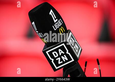 Illustration du microphone avec le logo officiel de la Ligue 1 McDonald's et DAZN lors du match de football de la Ligue 1 entre le Paris Saint-Germain et Montpellier HSC le 23 août 2024 au stade Parc des Princes à Paris - photo Matthieu Mirville / DPPI Banque D'Images