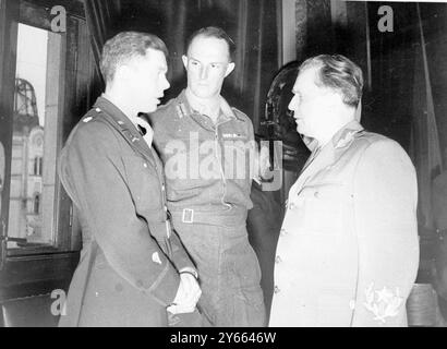 La prestation de serment du gouvernement yougoslave, le colonel Thayer, à gauche, chef de la mission américaine, et le brigadier MacLean, chef de la mission britannique, sont photographiés en train de discuter avec le maréchal Tito. Mars 1945 Banque D'Images