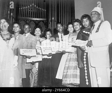 Sept des neuf élèves qui ont fréquenté la Central High School à Little Rock, Arkansas, ont reçu des bourses de 1000 $ de la National Black Elk Convention. 3e à partir de la gauche Jefferson Thomas et 5e est Elizabeth Eckford. 27 août 1958 Banque D'Images