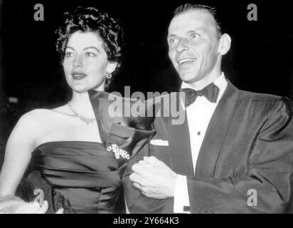 Frank Sinatra escorte sa femme actrice Ava Gardner, au Rivoli Theatre de New York, pour la première de « les neiges du Kilimandjaro », dans laquelle Gardner joue le rôle. 19 septembre 1952 Banque D'Images