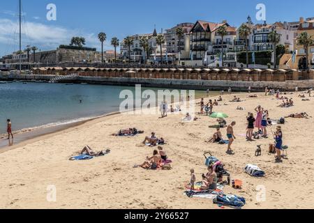 Praia da Ribeira et les cabanes de baignade sur la promenade de la plage de Ribera dans la ville portugaise de Cascaes, Cascais, Portugal, Europe. Banque D'Images