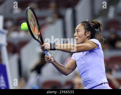 Pékin, Chine. 24 septembre 2024. Zheng Qinwen, de Chine, assiste à une séance d'entraînement au tournoi de tennis de l'Open de Chine 2024 à Pékin, capitale de la Chine, le 24 septembre 2024. Crédit : Zhang Chen/Xinhua/Alamy Live News Banque D'Images