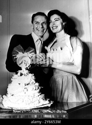 Frank Sinatra et Ava Gardner avec leur gâteau de mariage - 1951 Banque D'Images