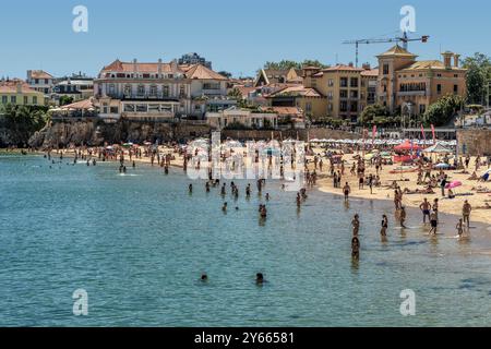 Beaucoup de baigneurs à Praia da Duquesa et Praia da Ribeira dans la ville portugaise de Cascaes, Cascais, dans le quartier de Lisbonne, Portugal, Europe. Banque D'Images