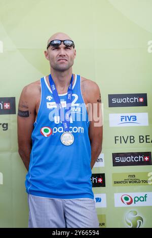 CÉRÉMONIE DE REMISE DES MÉDAILLES, PAF OPEN, BEACH VOLLEY, MARIEHAMN, 2011 : Phil Dalhausser (2) des États-Unis remporte la médaille d'argent. PAF Open à Mariehamn, Åland, Finlande le 21 août 2011. Photographie : Rob Watkins. INFO : entre 2009-2013, le tournoi PAF Open Beach Volleyball était un événement annuel organisé à Mariehamn, Åland, Finlande. Il a attiré les meilleures équipes et joueurs internationaux en tant que partie du classement officiel du circuit mondial FIVB. Banque D'Images