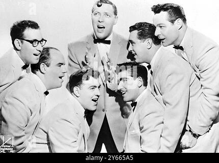 New York : ' The Comets ' - un groupe de rock 'n' roll leader en Amérique dirigé par Bill Haley - est apparu dans le film ' Rock Around the Clock ' qui a causé beaucoup de dommages aux cinémas par les jeunes qui ont été affectés par le bruit. Ils sont - de gauche à droite - Rudy Pompelli : Billy Williamson : Al Rex : Bill Haley : John grandi : Ralph Jones et P Beecher le 4 octobre 1956 Banque D'Images