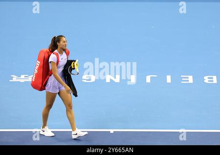 Pékin, Chine. 24 septembre 2024. Zheng Qinwen, de Chine, assiste à une séance d'entraînement au tournoi de tennis de l'Open de Chine 2024 à Pékin, capitale de la Chine, le 24 septembre 2024. Crédit : Zhang Chen/Xinhua/Alamy Live News Banque D'Images