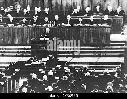 Moscou : le premier ministre soviétique Nikolaï Bulganine ( au centre ) s'adressant au Soviet suprême ici lorsqu'il a déclaré - ' cette année entrera dans l'histoire comme un tournant décisif dans le relâchement des tensions mondiales ' - il a déclaré que cette détente était due en grande partie aux efforts de l'Union soviétique. ' Personne ne peut nier que les efforts déployés par l'Union soviétique ont été couronnés de succès ', a-t-il dit. Vu à l'écoute du premier ministre sont ( en haut à gauche arrière-plan ) - de gauche à droite - Vice-premier ministre A i Mikoyan : Kaganovitch : premier secrétaire du Parti communiste Nikita Khrouchtchev : Président Voroshil Banque D'Images