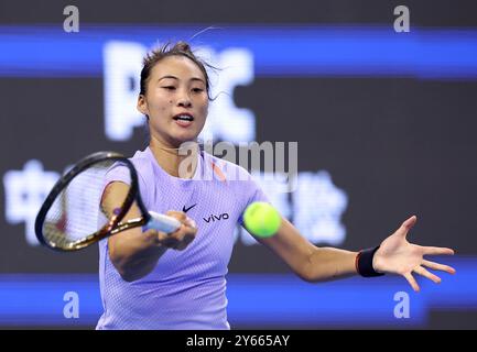 Pékin, Chine. 24 septembre 2024. Zheng Qinwen, de Chine, assiste à une séance d'entraînement au tournoi de tennis de l'Open de Chine 2024 à Pékin, capitale de la Chine, le 24 septembre 2024. Crédit : Zhang Chen/Xinhua/Alamy Live News Banque D'Images