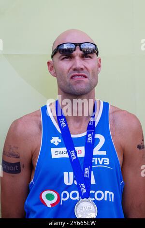 CÉRÉMONIE DE REMISE DES MÉDAILLES, PAF OPEN, BEACH VOLLEY, MARIEHAMN, 2011 : Phil Dalhausser (2) des États-Unis remporte la médaille d'argent. PAF Open à Mariehamn, Åland, Finlande le 21 août 2011. Photographie : Rob Watkins. INFO : entre 2009-2013, le tournoi PAF Open Beach Volleyball était un événement annuel organisé à Mariehamn, Åland, Finlande. Il a attiré les meilleures équipes et joueurs internationaux en tant que partie du classement officiel du circuit mondial FIVB. Banque D'Images