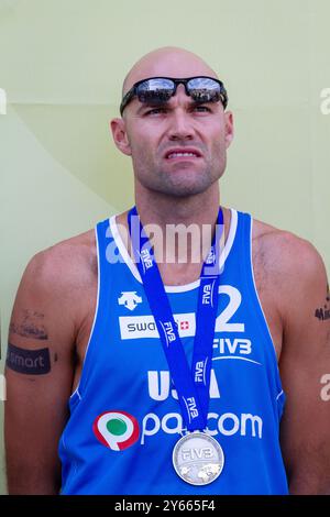 CÉRÉMONIE DE REMISE DES MÉDAILLES, PAF OPEN, BEACH VOLLEY, MARIEHAMN, 2011 : Phil Dalhausser (2) des États-Unis remporte la médaille d'argent. PAF Open à Mariehamn, Åland, Finlande le 21 août 2011. Photographie : Rob Watkins. INFO : entre 2009-2013, le tournoi PAF Open Beach Volleyball était un événement annuel organisé à Mariehamn, Åland, Finlande. Il a attiré les meilleures équipes et joueurs internationaux en tant que partie du classement officiel du circuit mondial FIVB. Banque D'Images