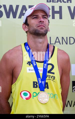 CÉRÉMONIE DE REMISE DES MÉDAILLES, PAF OPEN, BEACH VOLLEY, MARIEHAMN, 2011 : Benjamin Insfran (2) du Brésil remporte la médaille d'or. PAF Open à Mariehamn, Åland, Finlande le 21 août 2011. Photographie : Rob Watkins. INFO : entre 2009-2013, le tournoi PAF Open Beach Volleyball était un événement annuel organisé à Mariehamn, Åland, Finlande. Il a attiré les meilleures équipes et joueurs internationaux en tant que partie du classement officiel du circuit mondial FIVB. Banque D'Images