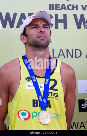 CÉRÉMONIE DE REMISE DES MÉDAILLES, PAF OPEN, BEACH VOLLEY, MARIEHAMN, 2011 : Benjamin Insfran (2) du Brésil remporte la médaille d'or. PAF Open à Mariehamn, Åland, Finlande le 21 août 2011. Photographie : Rob Watkins. INFO : entre 2009-2013, le tournoi PAF Open Beach Volleyball était un événement annuel organisé à Mariehamn, Åland, Finlande. Il a attiré les meilleures équipes et joueurs internationaux en tant que partie du classement officiel du circuit mondial FIVB. Banque D'Images