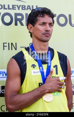 CÉRÉMONIE DE REMISE DES MÉDAILLES, PAF OPEN, BEACH VOLLEY, MARIEHAMN, 2011 : Benjamin Insfran (2) du Brésil remporte la médaille d'or. PAF Open à Mariehamn, Åland, Finlande le 21 août 2011. Photographie : Rob Watkins. INFO : entre 2009-2013, le tournoi PAF Open Beach Volleyball était un événement annuel organisé à Mariehamn, Åland, Finlande. Il a attiré les meilleures équipes et joueurs internationaux en tant que partie du classement officiel du circuit mondial FIVB. Banque D'Images