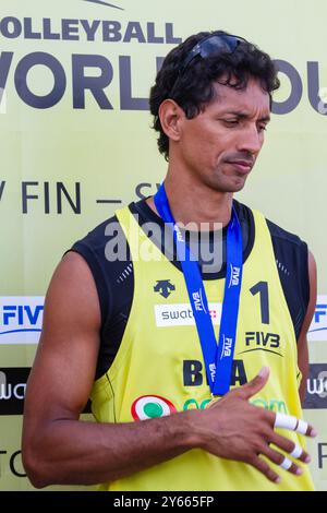 CÉRÉMONIE DE REMISE DES MÉDAILLES, PAF OPEN, BEACH VOLLEY, MARIEHAMN, 2011 : Benjamin Insfran (2) du Brésil remporte la médaille d'or. PAF Open à Mariehamn, Åland, Finlande le 21 août 2011. Photographie : Rob Watkins. INFO : entre 2009-2013, le tournoi PAF Open Beach Volleyball était un événement annuel organisé à Mariehamn, Åland, Finlande. Il a attiré les meilleures équipes et joueurs internationaux en tant que partie du classement officiel du circuit mondial FIVB. Banque D'Images