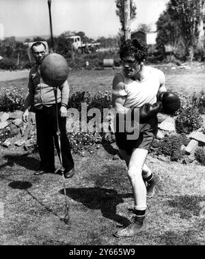 Freddie Mills , champion du monde des poids lourds - légers , à l'entraînement pour son combat avec Bruce Woodcock au stade de la ville Blanche en juin . 18 mai 1949 Banque D'Images