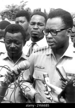 Leopoldville, Congo : le chef de l'armée congolaise , le lieutenant-général Joseph Mobutu ( à droite ) , 35 ans, donne une conférence de presse ici le 25 novembre après son coup d'État destituant le président Kasavubu et s'installant comme président pour les cinq prochaines années. À gauche se trouve le colonel Leonard Mulamba, qui a été désigné premier Ministre et qui a été invité par Mobutu à former un ' gouvernement d'Union nationale ' le 28 novembre 1965 Banque D'Images