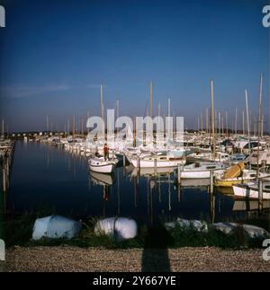 Accostage à Chichester Yacht Basin , Chichester , West Sussex , Angleterre . Banque D'Images