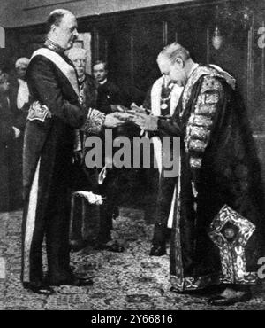 Le premier gouverneur d'Ulster à Belfast : Une entrée d'État 26 février 1923 . Remettre au duc une clé d'or de la ville , le maire de Belfast , échevin W G Turner . 3 mars 1923 Banque D'Images