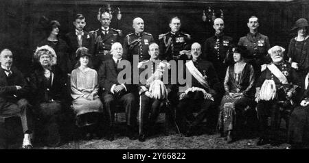 Le premier gouverneur d'Ulster à Belfast : Une entrée d'État 26 février 1923 . Une photo de groupe prise à l'arrivée du gouverneur : LtoR Lady Pirrie , Lady Craig , Sir J Craig , Lord Londonberry , le Duc d'Abercorn , la Duchesse d'Abercorn , Lord Pirrie . 3 mars 1923 Banque D'Images