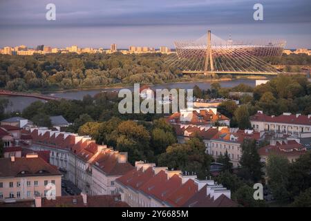 Une belle vue panoramique sur Varsovie, Pologne, avec la vieille ville historique et un pont moderne pendant le coucher du soleil. La scène capture un mélange de nature Banque D'Images