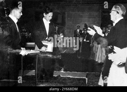 Cérémonie du Prix Nobel Stockholm , Suède : recevant leur prix 1957 , le Prix Nobel de physique , sont ( de gauche à droite ) Tsung Dao Lee et Chen Ning Yang des Etats-Unis. Les applaudir est le roi Gustaf Adolf (à droite) après qu'ils aient reçu leurs prix . La cérémonie a eu lieu à la salle de concert , Stockholm le 11 décembre 1957 Banque D'Images