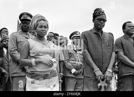 Un bateau réaménagé sur le fleuve Congo nommé d'après le président Joseph Mobutu (à droite) du Congo photographié après avoir été lancé ici hier par Madame Mobutu (à gauche) . Le bateau à quatre ponts de 260 pieds était autrefois le ' General Olsen ' nommé d'après l'un des colonisateurs belges . Le bateau est équipé d'une plate-forme d'atterrissage d'hélicoptère sur le pont arrière , d'une suite présidentielle , de deux cabines de luxe et de 26 cabines de première classe . Le Gouvernement prévoit d'utiliser le bateau pour des croisières et des conférences , Kinshasa , Congo .4 septembre 1967 Banque D'Images