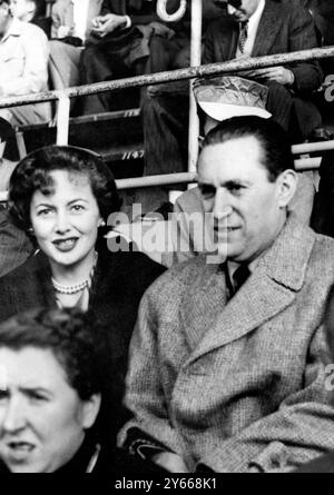 L'actrice Olivia de Havilland et son fiancé journaliste français, Pierre Galante, ont vu regarder un match de football ici entre Nice et Montpellier. Le couple espère se marier au printemps prochain .19 novembre 1953 Banque D'Images
