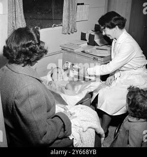 Middlesex County Council clinique mobile pour les mères et les bébés bébé pesé par un professionnel de la santé janvier 1954 Banque D'Images