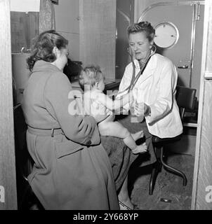 Middlesex County Council clinique mobile pour les mères et les bébés bébé examiné avec un stéthoscope par un professionnel de la santé janvier 1954 Banque D'Images